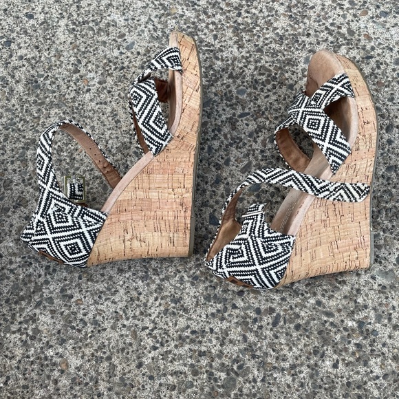 Tom’s. Size 6 black/ white. Sandal - Picture 6 of 6